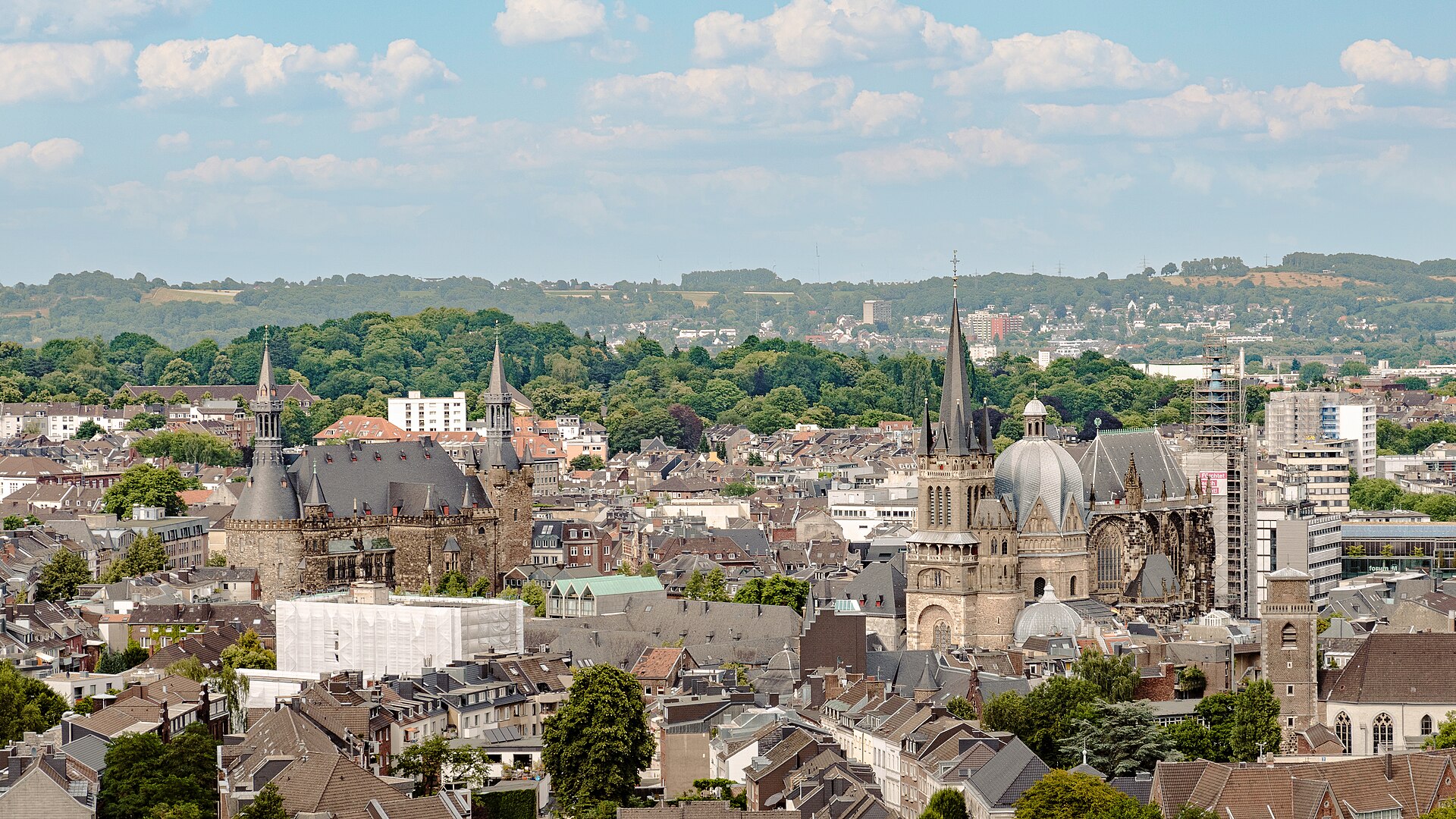 Blick über die Aachener Altstadt mit Rathaus und Dom
