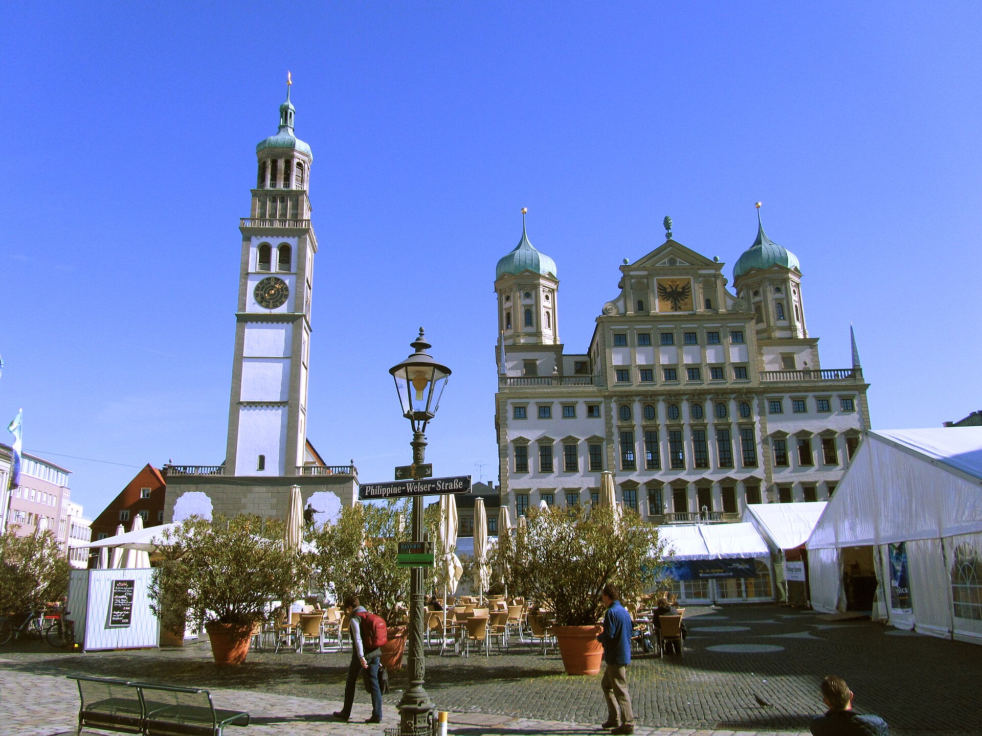 Rathausplatz mit Rathaus und Perlachturm in Augsburg