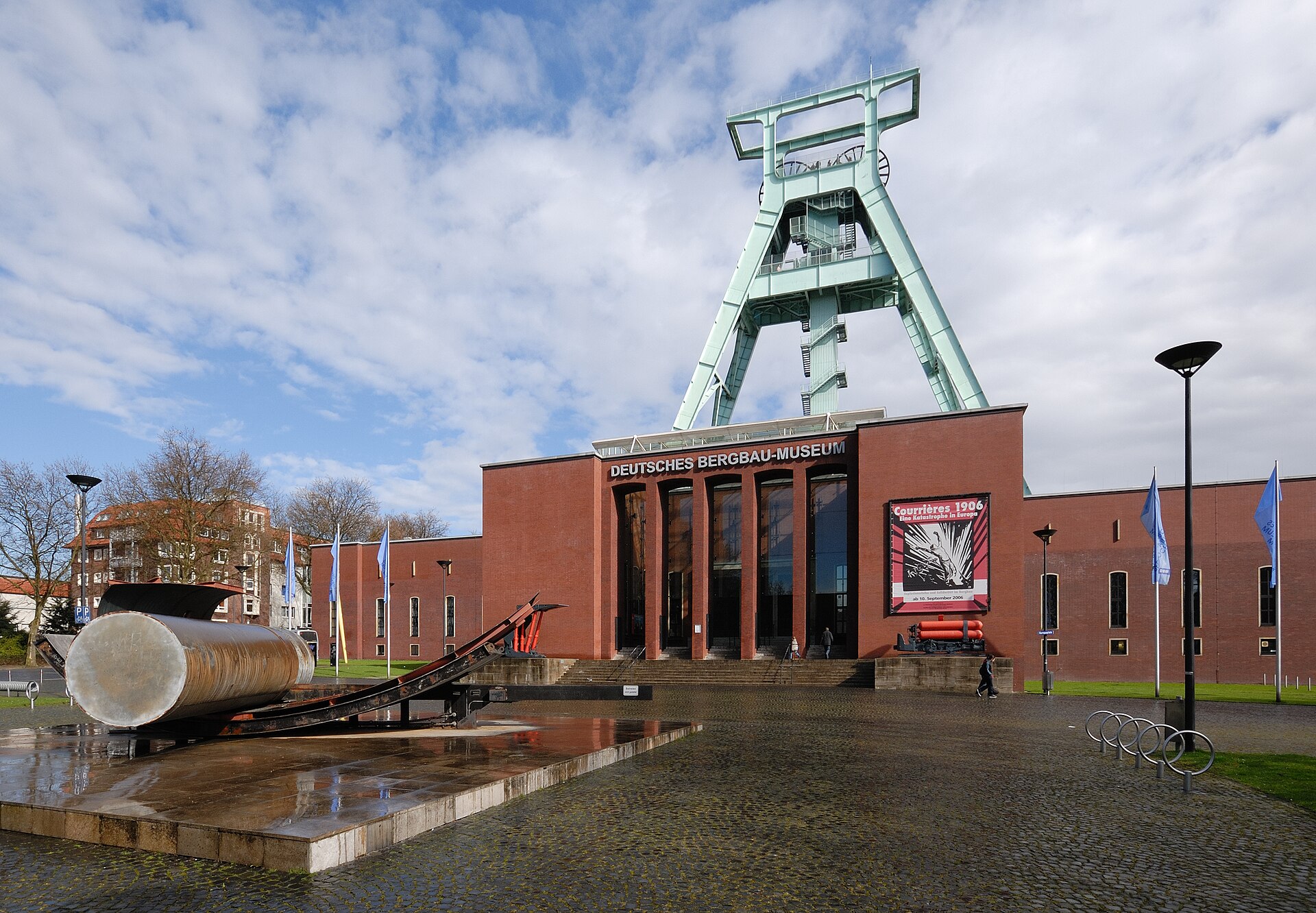 Deutsches Bergbau-Museum mit Förderturm in Bochum