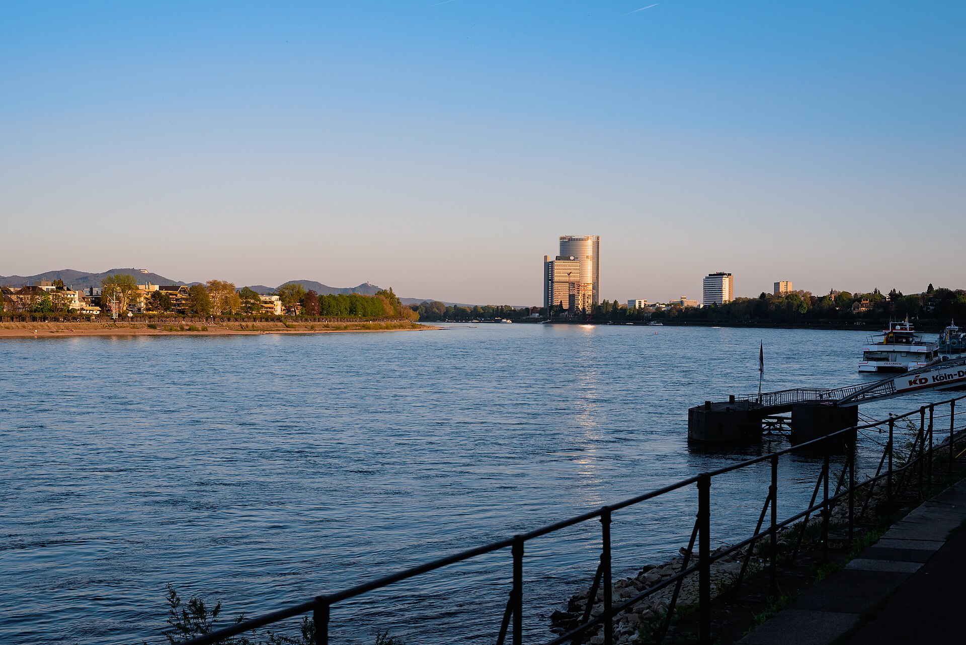 Blick über den Rhein auf Post Tower und Langen Eugen in Bonn