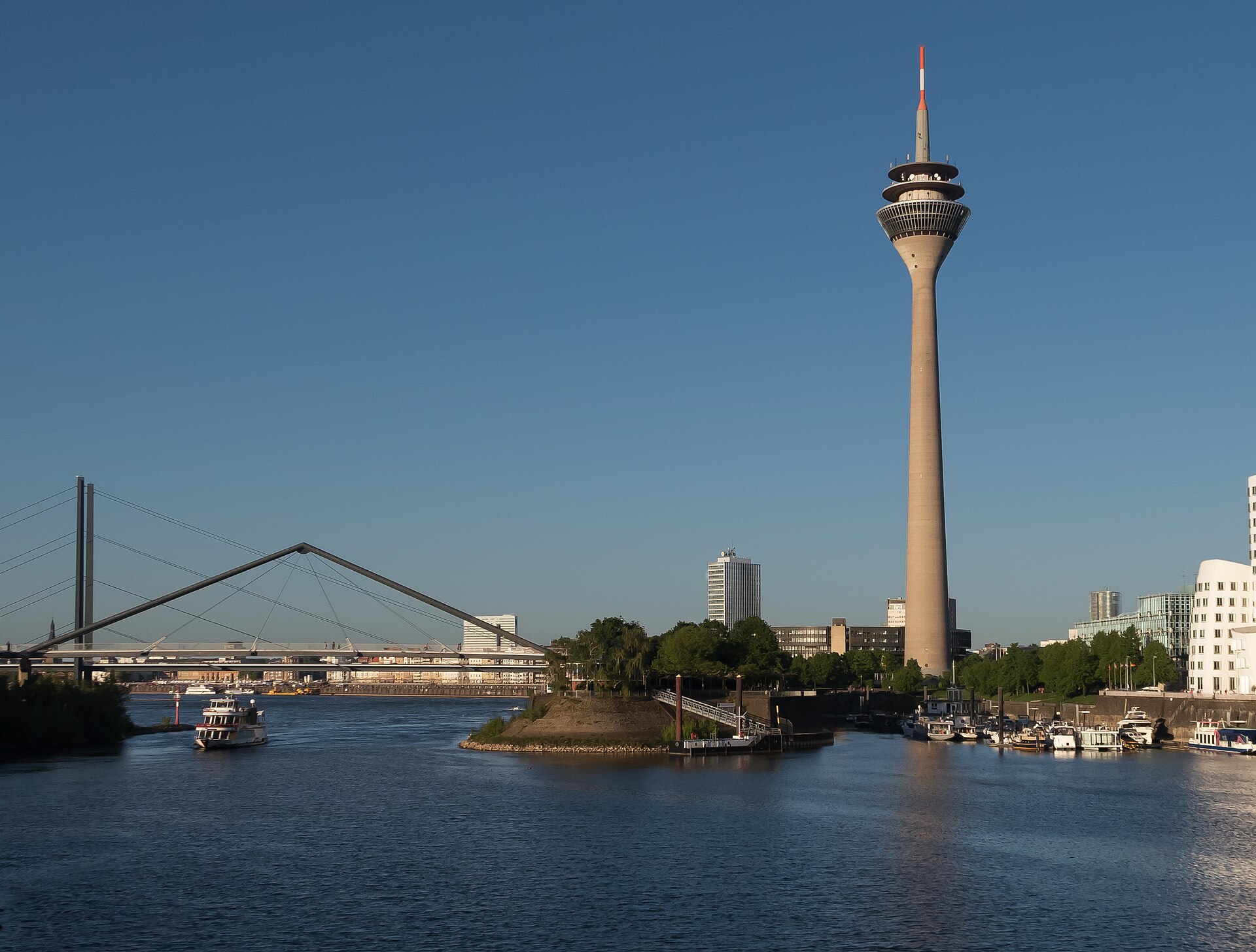 Düsseldorf mit Rheinturm, Medienhafen und Neuem Zollhof am Rhein
