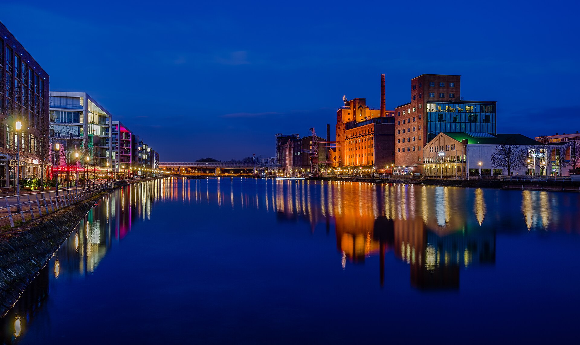 Innenhafen Duisburg zur blauen Stunde