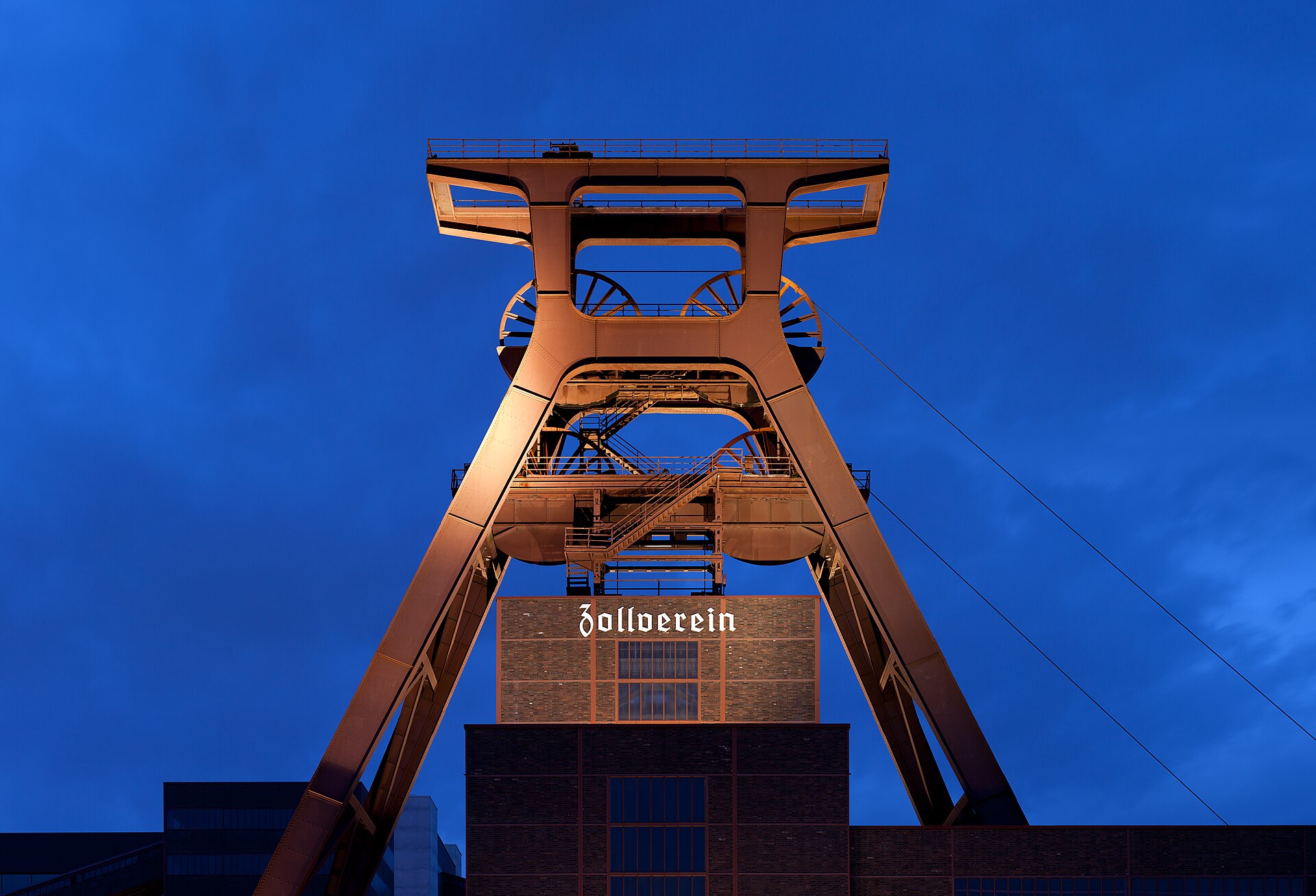 Welterbe Zeche Zollverein in Essen am Abend