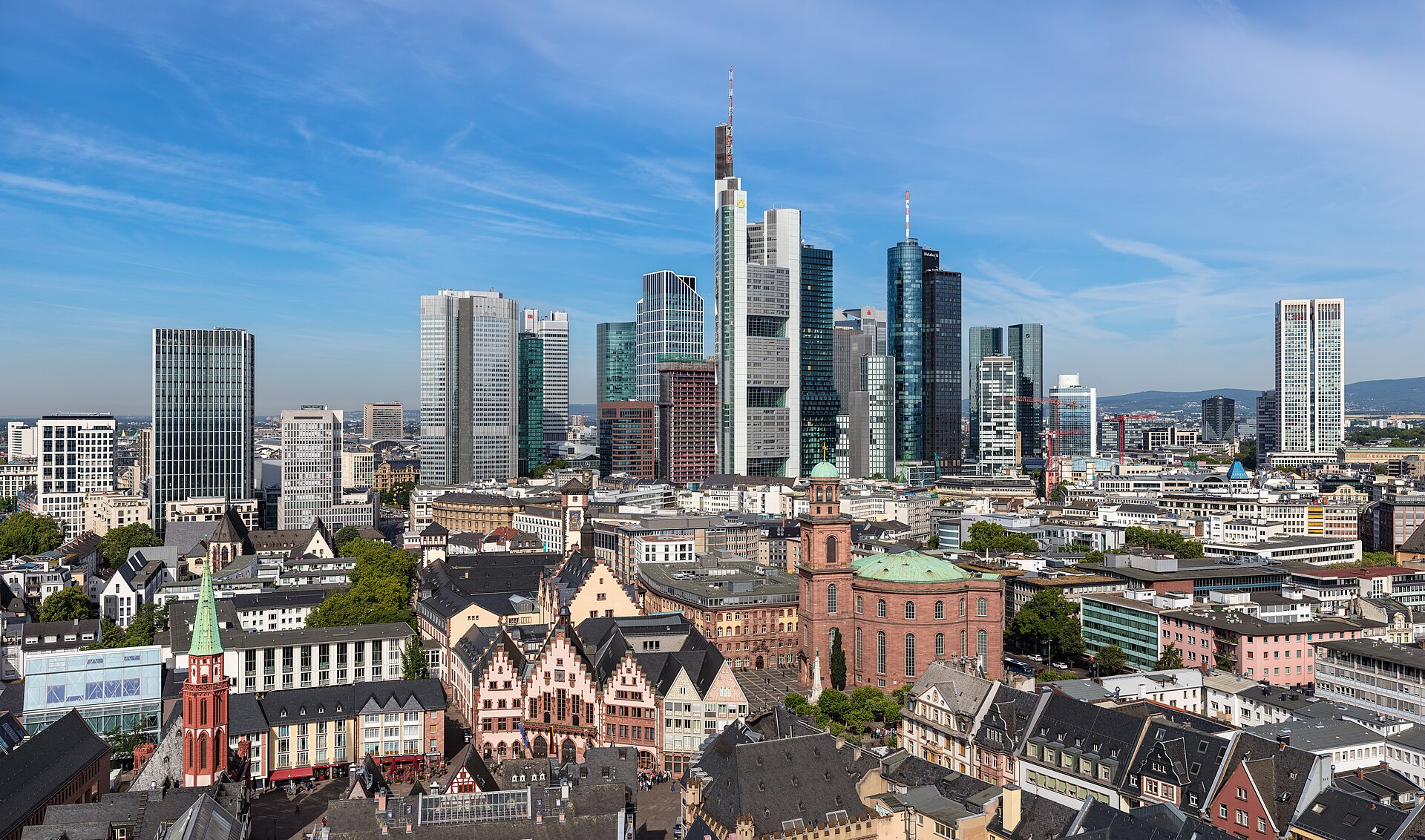 Frankfurter Altstadt mit Römerberg vor der Skyline von Frankfurt am Main