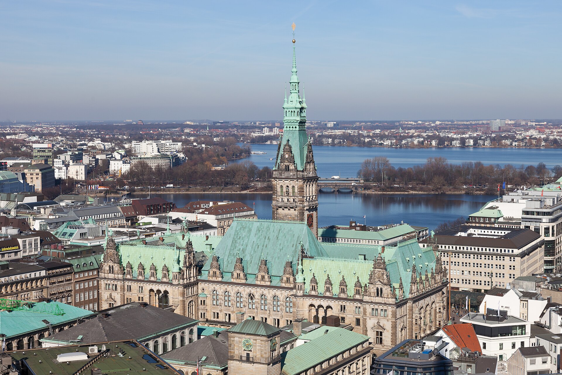 Blick über die Binnenalster auf das Hamburger Rathaus
