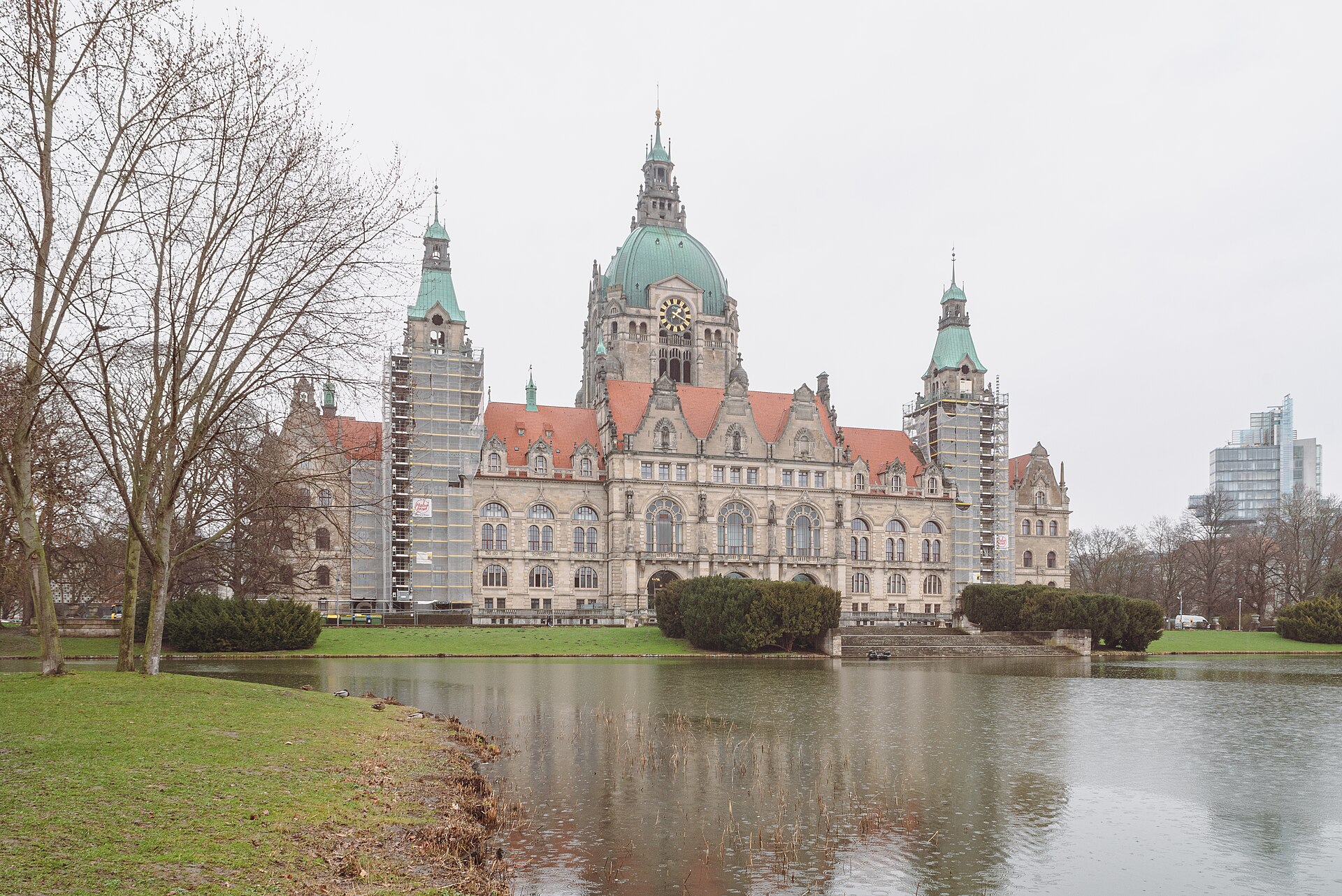 Neues Rathaus Hannover mit Maschteich im Vordergrund