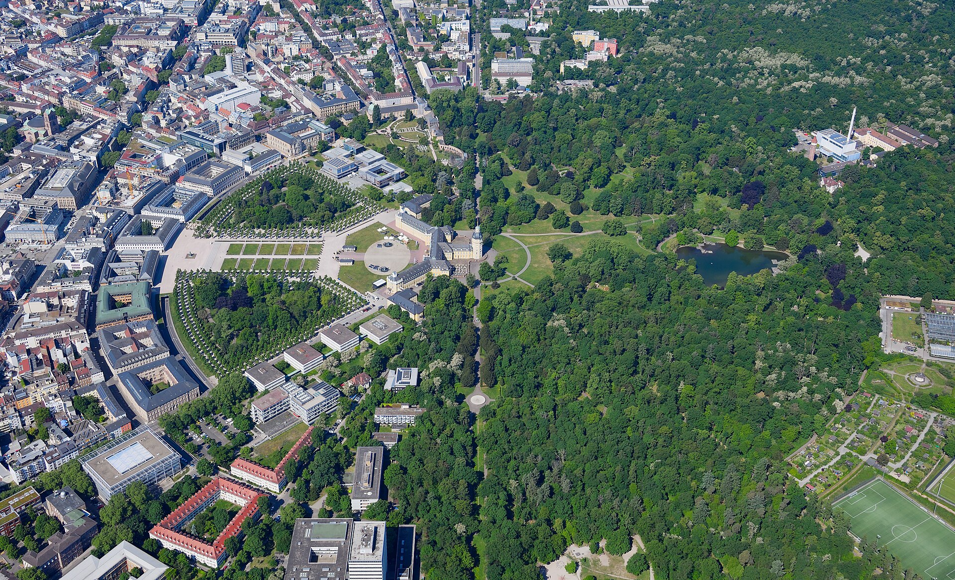 Luftbild von Schloss, Schlossplatz und Schlossgarten in Karlsruhe
