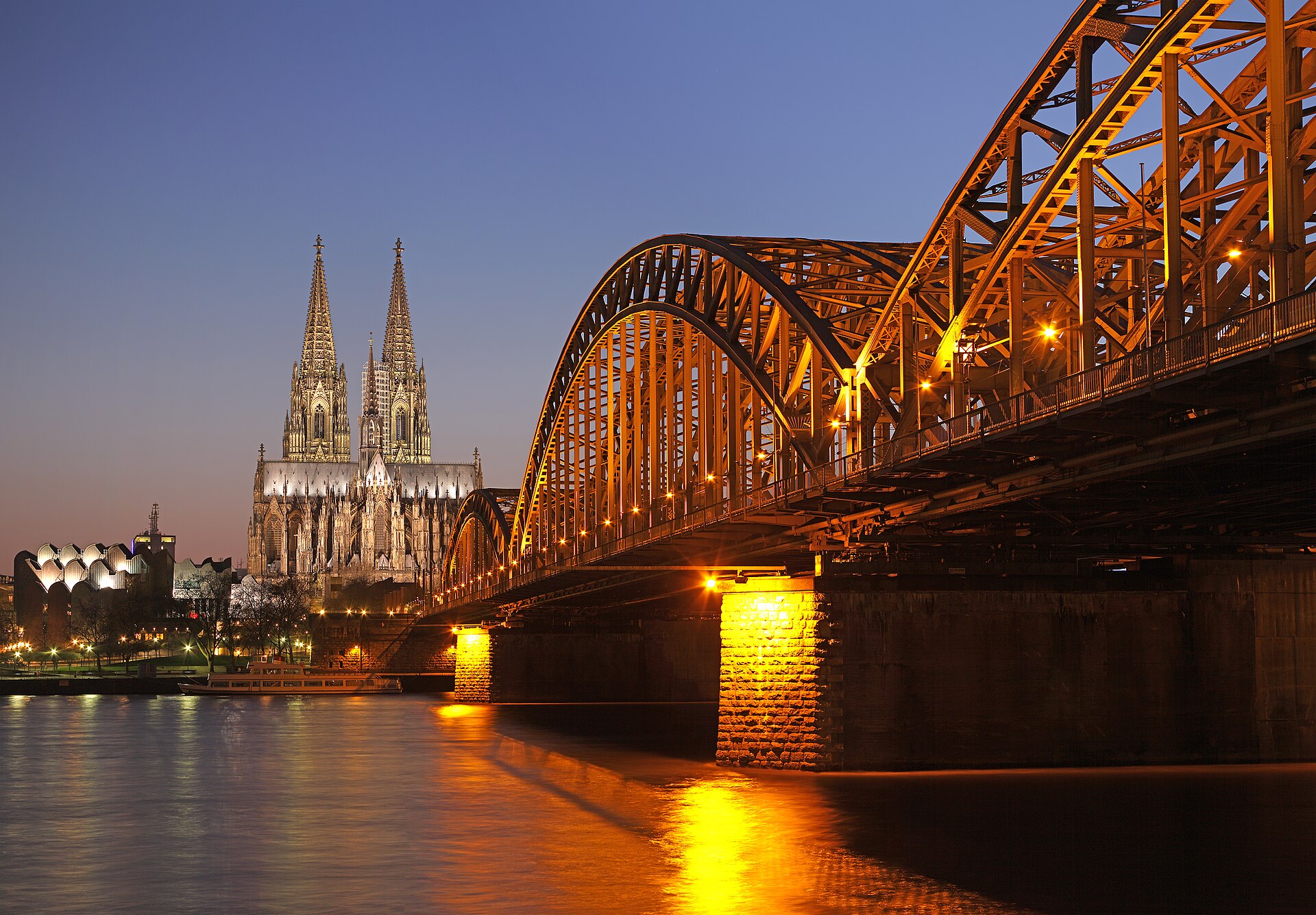 Hohenzollernbrücke und Kölner Dom zur blauen Stunde