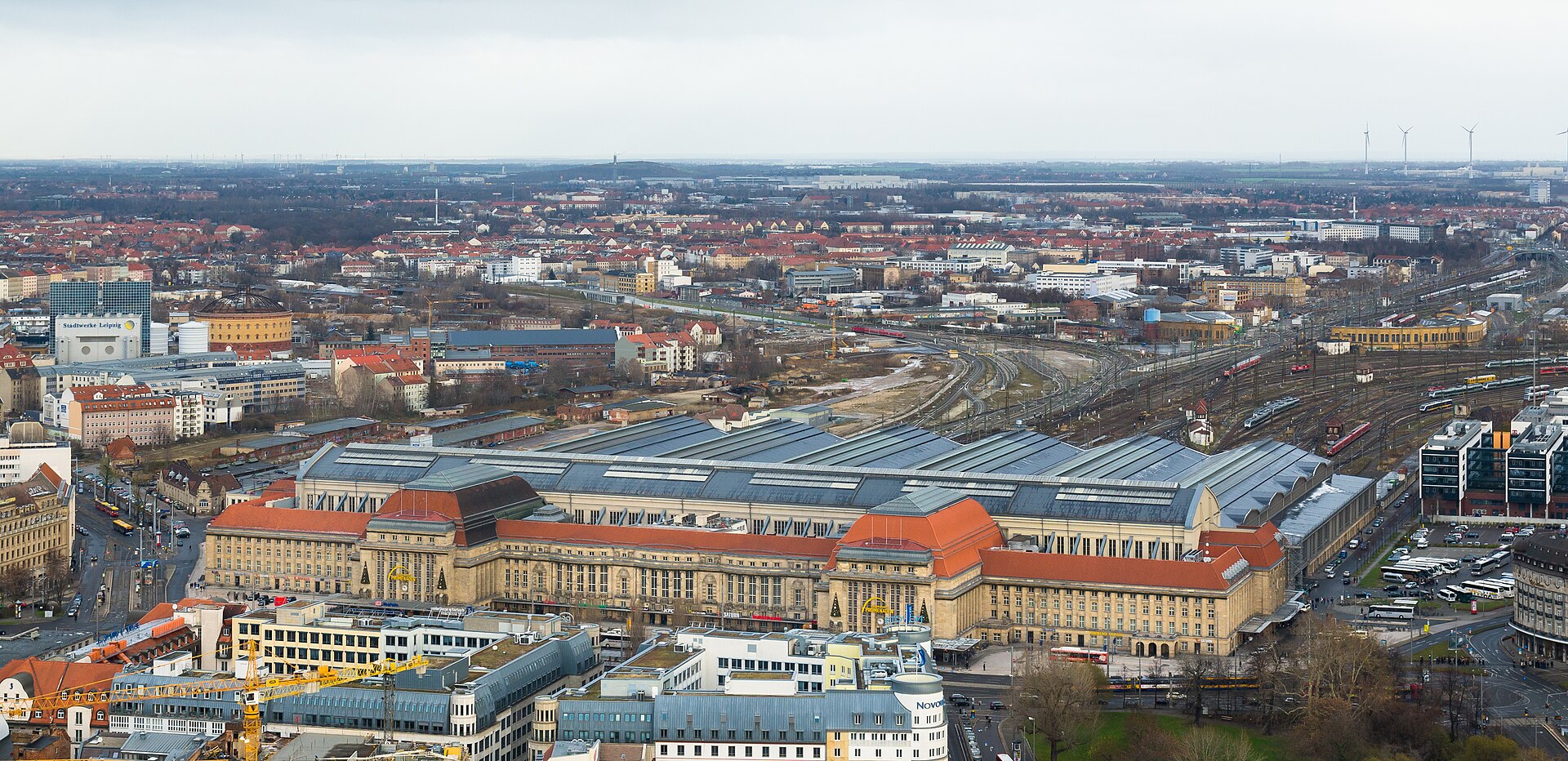 Blick vom Panorama Tower über Leipzig mit dem Hauptbahnhof