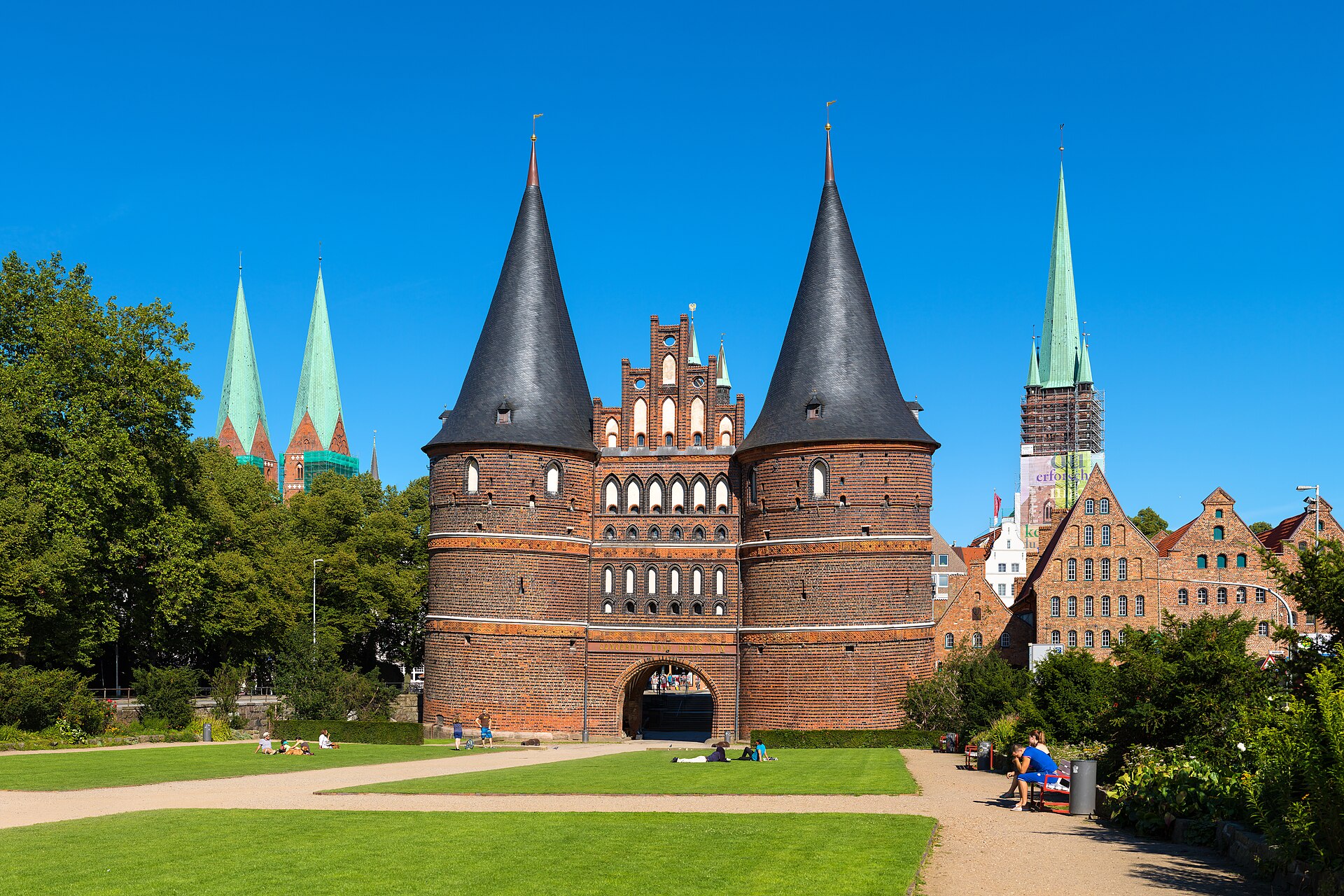 Holstentor in Lübeck vom Holstenplatz aus