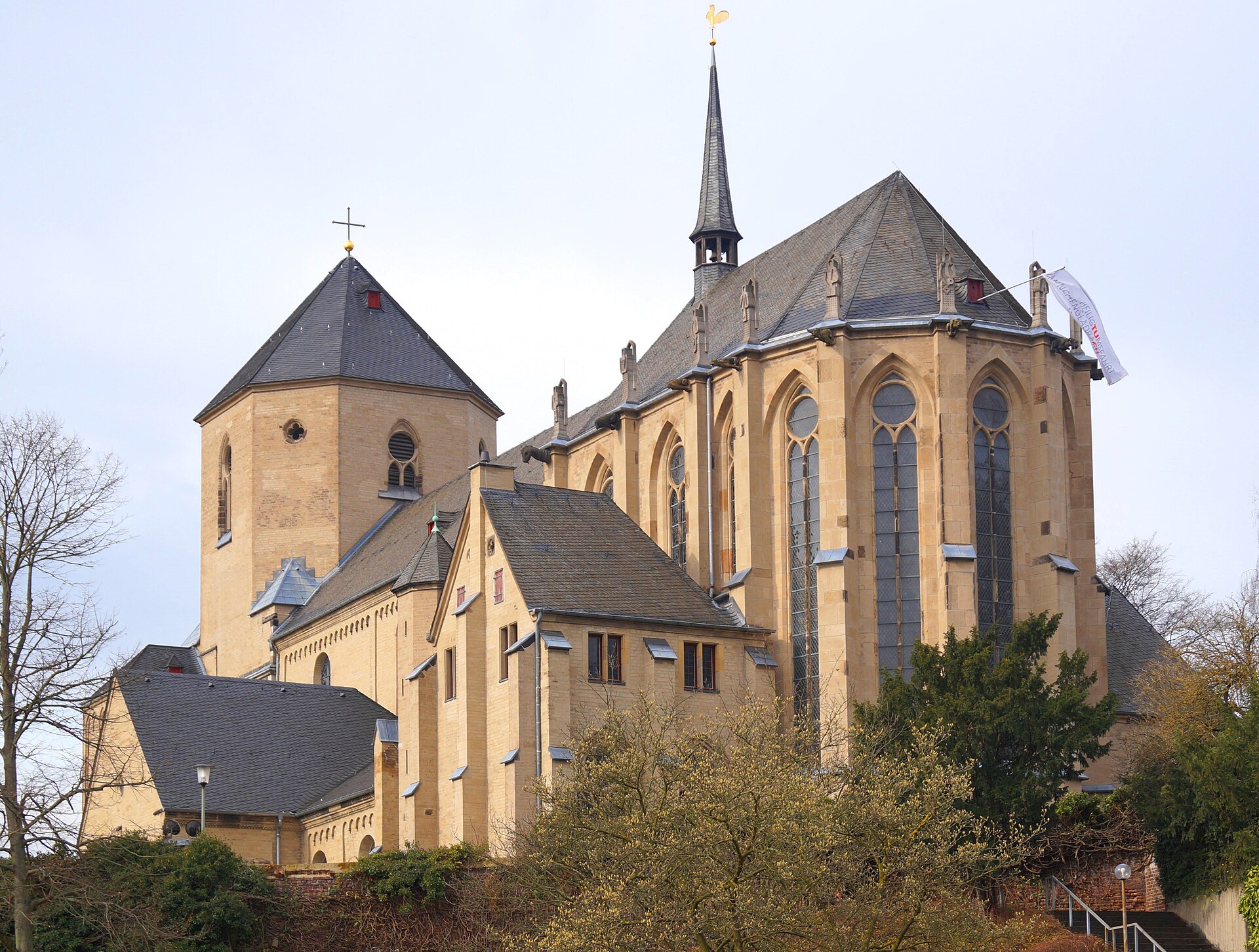 Münster St. Vitus vom Abteigarten aus in Mönchengladbach