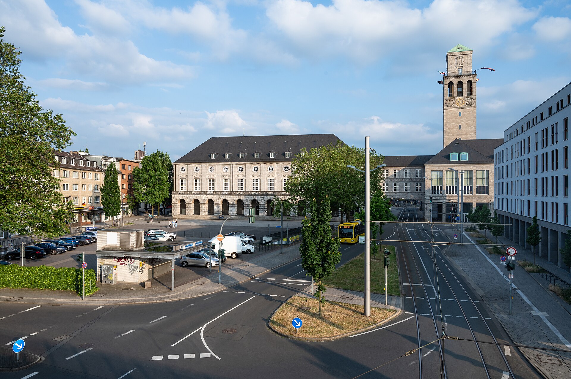 Rathausplatz mit historischem Rathaus und Rathausturm in Mülheim an der Ruhr