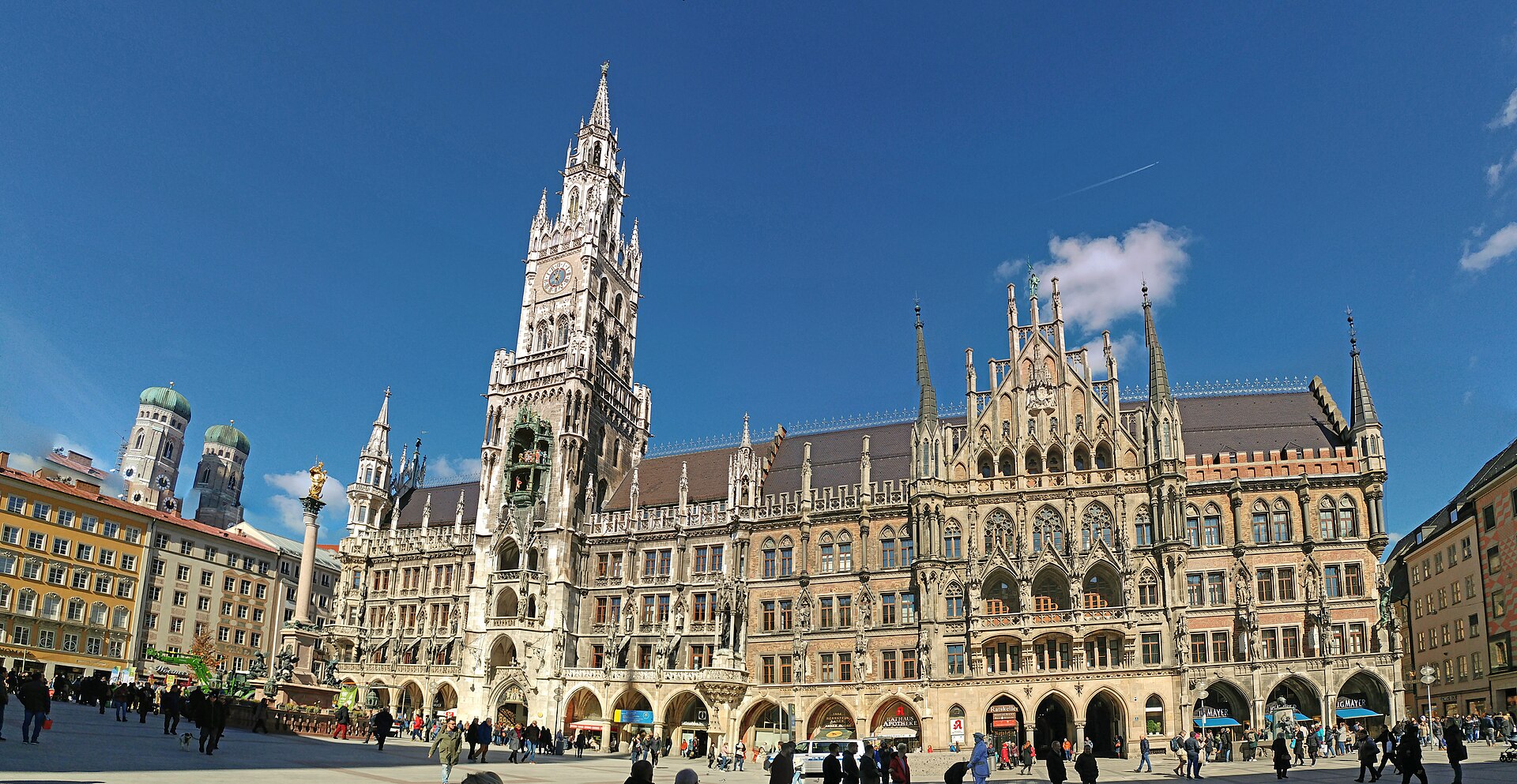 Marienplatz mit Neuem Rathaus und Frauenkirche in München