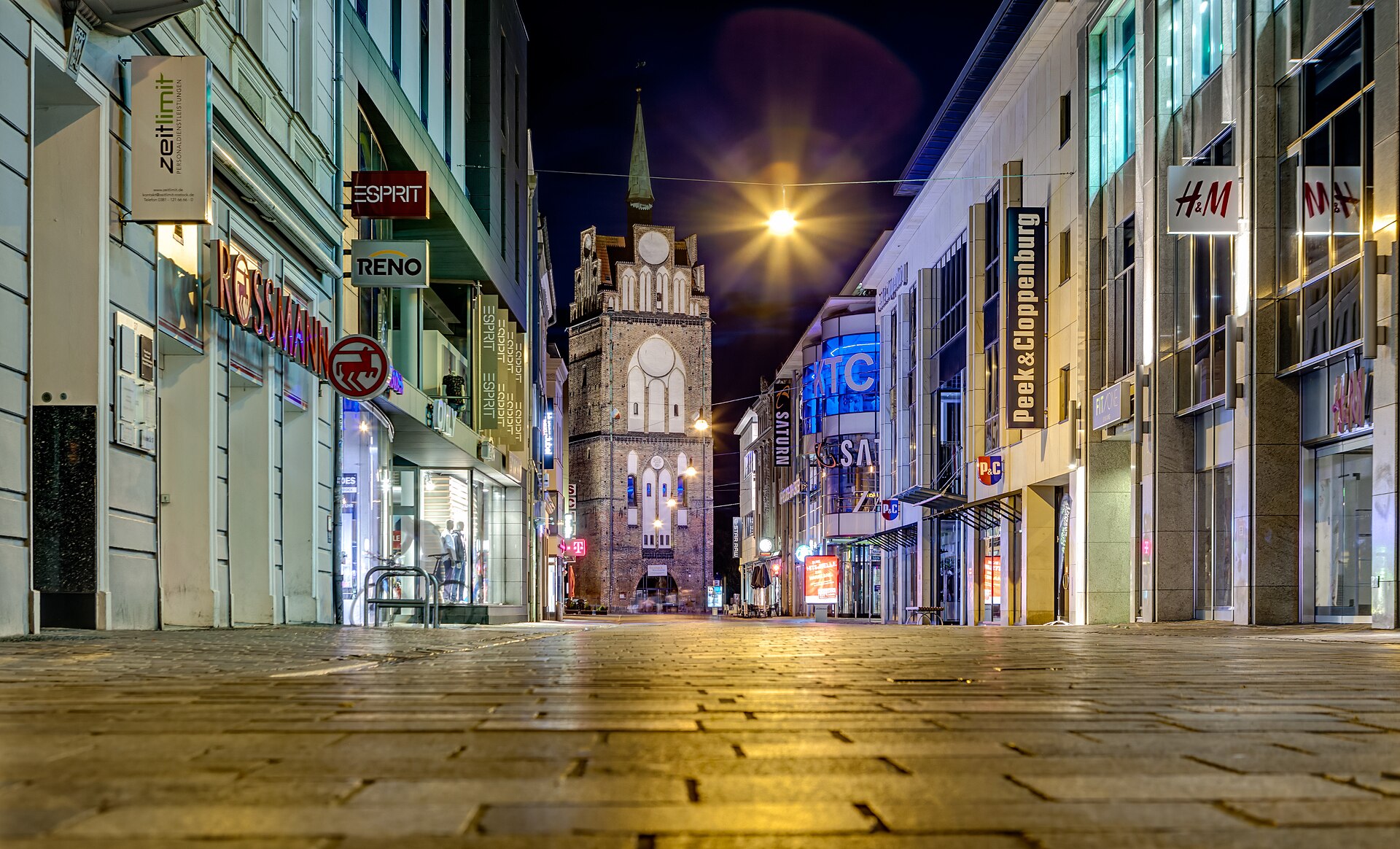 Kröpeliner Straße mit Kröpeliner Tor in Rostock am Abend
