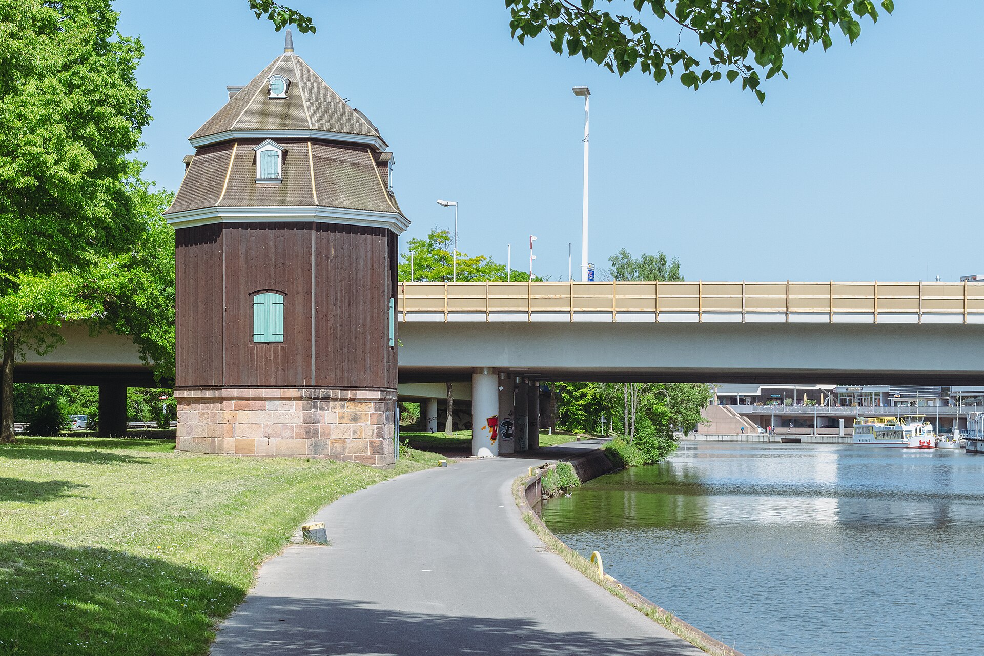 Saarkran und Wilhelm-Heinrich-Brücke an der Saar in Saarbrücken
