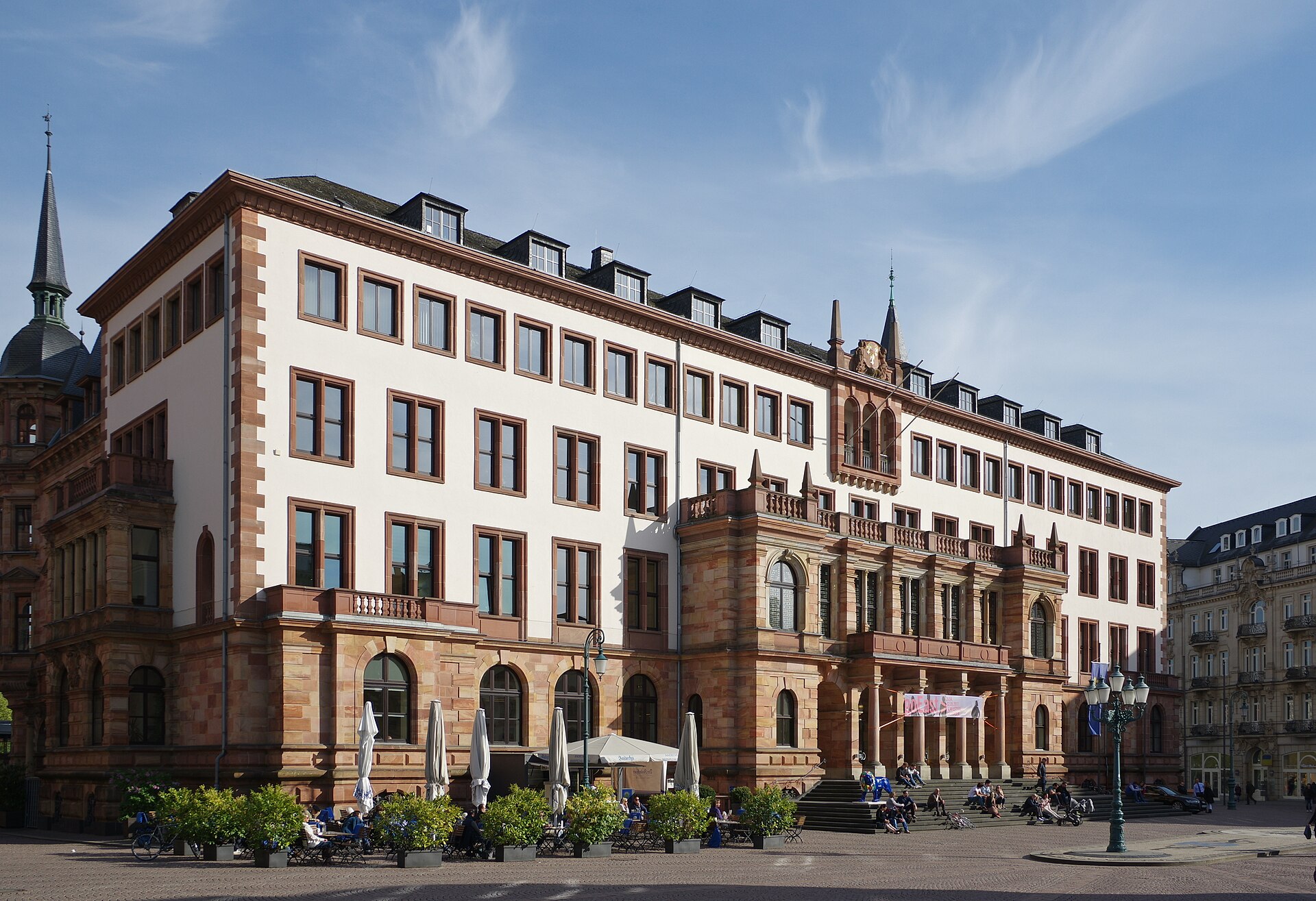 Neues Rathaus am Schlossplatz in Wiesbaden