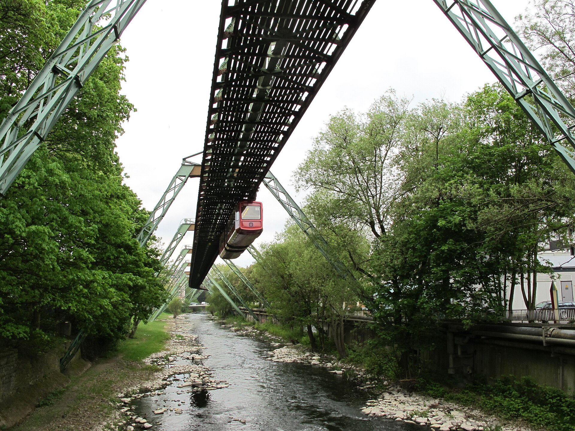 Wuppertaler Schwebebahn über der Wupper in Wuppertal